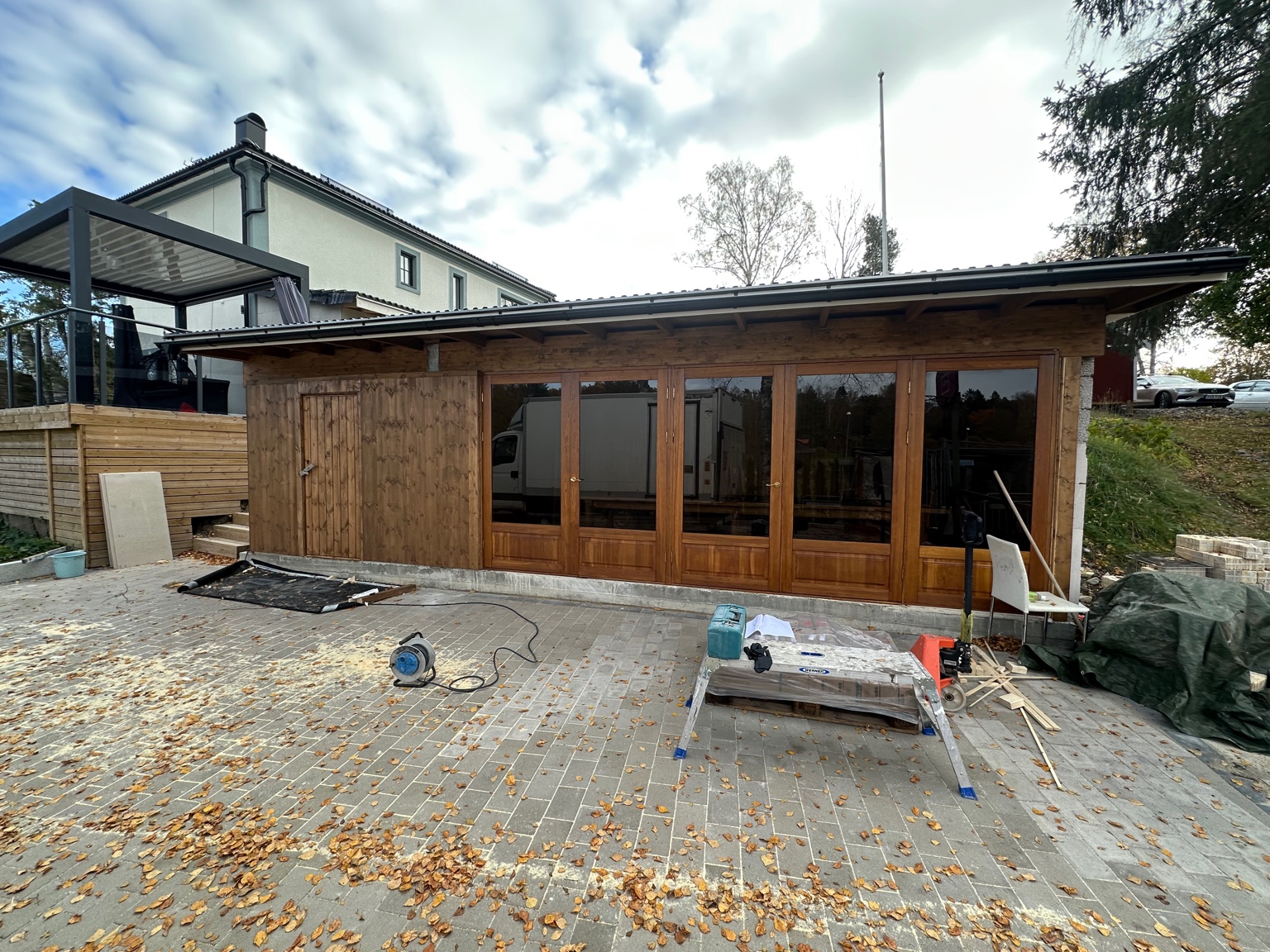 Fasad och uteområde foto